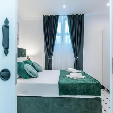Art Center Apartment Split