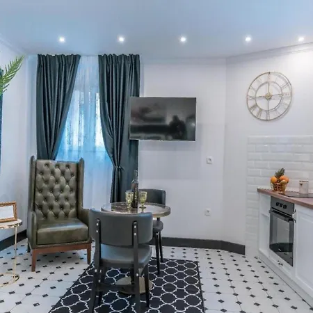 Art Center Apartment *